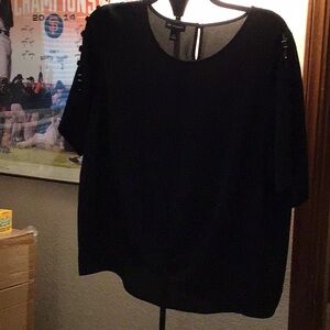 BLACK TOP WITH UNIQUE METAL GROMENT SLEEVE DETAIL, SZ XL